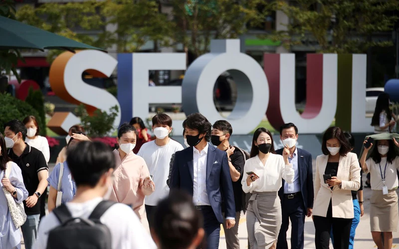 Ảnh minh họa: Người dân Hàn Quốc đeo khẩu trang phòng dịch trên đường phố Seoul. (Nguồn: Reuters)