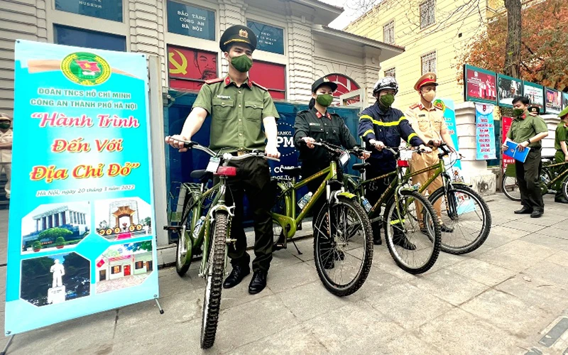 Các cán bộ, chiến sĩ trẻ lực lượng Công an Thành phố Hà Nội đạp xe tới các “địa chỉ đỏ” nhằm lan tỏa lòng tự hào dân tộc, tình yêu quê hương, đất nước đến người dân, thanh niên Thủ đô. 