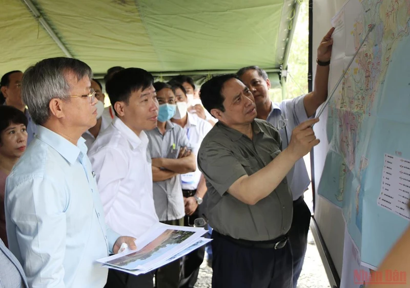 Thủ tướng Phạm Minh Chính thị sát khu vực cầu Mã Đà ở huyện Đồng Phú, tỉnh Bình Phước.