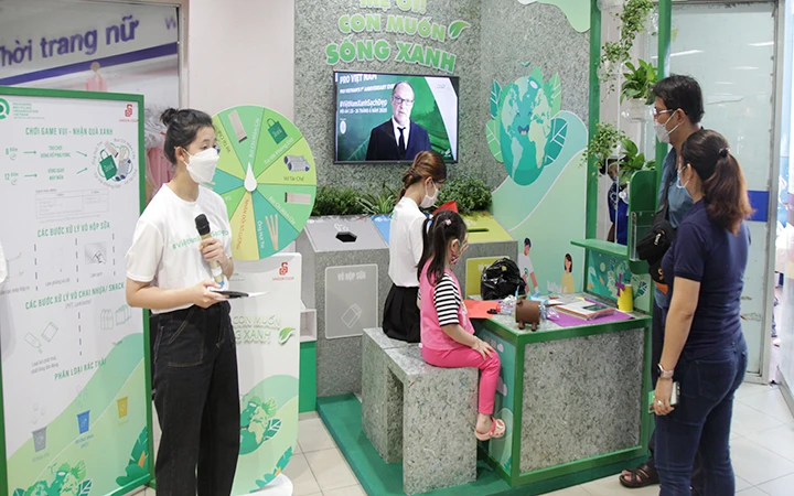 Người dân Thành phố Hồ Chí Minh tham gia Ngày hội tái chế với chủ đề "Mẹ ơi! Con muốn sống xanh".
