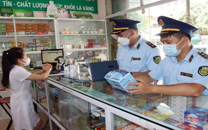 Lực lượng Quản lý thị trường tỉnh Lạng Sơn nắm tình hình kinh doanh thuốc, vật tư y tế tại thành phố Lạng Sơn. (Ảnh MINH PHƯƠNG)