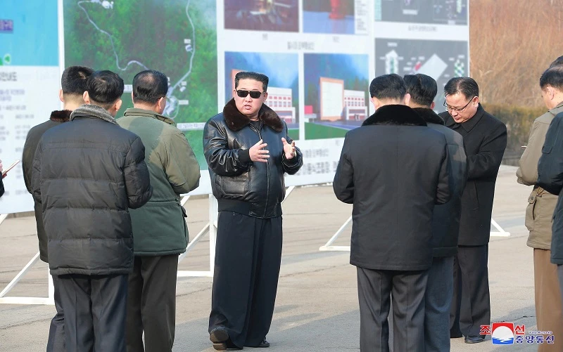 Nhà lãnh đạo Triều Tiên Kim Jong Un tại bãi phóng vệ tinh Seohae, ngày 11/3/2022. (Ảnh: Hãng thông tấn Trung ương Triều Tiên-KCNA)