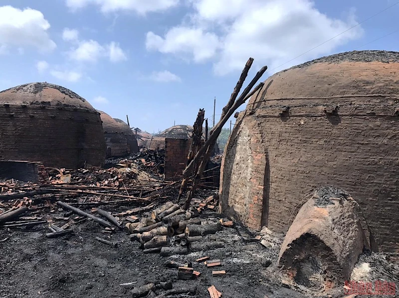 Vụ cháy thiêu rụi gần như hoàn toàn 5 nhà dân và 9 nhà lò tại hợp tác xã hầm than 2/9, xã Tam Giang.
