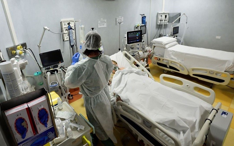 Bệnh nhân Covid-19 được điều trị tại phòng chăm sóc đặc biệt của Bệnh viện Codogno, Italia, ngày 11/2/2021. Ảnh: REUTERS