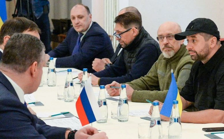 Phái đoàn Nga và Ukraine tại vòng đàm phán tổ chức ở Belarus vào ngày 28/2/2022. (Ảnh: Reuters)