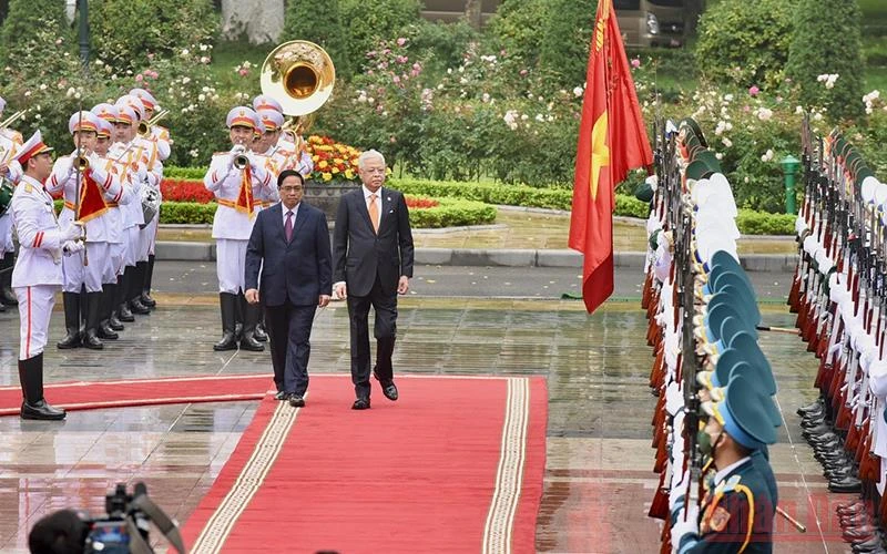 Thủ tướng Phạm Minh Chính và Thủ tướng Malaysia Dato’ Sri Ismail Sabri bin Yaakob duyệt đội danh dự Quân đội nhân dân Việt Nam.