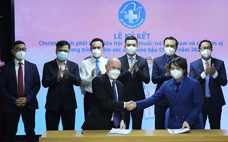 Đại diện Trung ương Hội Thầy thuốc trẻ Việt Nam và các đơn vị liên quan ký kết chương trình hợp tác chăm sóc sức khỏe người dân hậu Covid-19.