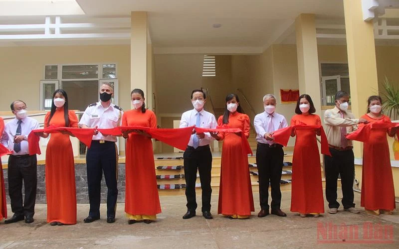 Đại biểu tham dự buổi lễ thực hiện nghi thức cắt băng khánh thành Trường Tiểu học Trà Thị Cụt. 