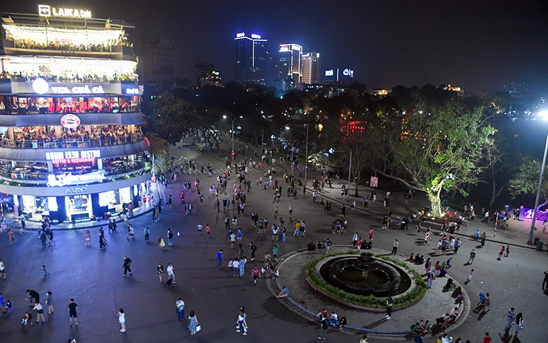 Phố đi bộ khu vực hồ Hoàn Kiếm hoạt động trở lại thu hút nhiều người dân Thủ đô và khách du lịch đến vui chơi, tham quan dịp cuối tuần. (Ảnh HOÀNG HIẾU)