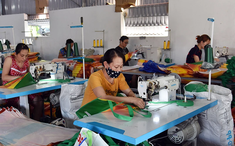 May túi xuất khẩu tại Công ty Huyền Bính ở xã Xuân Tân, huyện Xuân Trường, Nam Định. (Ảnh TRẦN QUỐC)