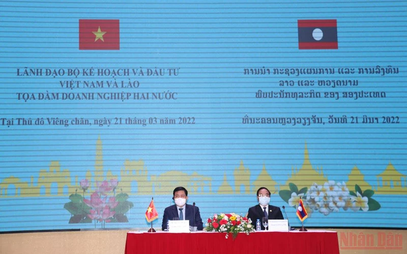 Bộ trưởng Kế hoạch và Đầu tư Nguyễn Chí Dũng (trái) và Bộ trưởng Kế hoạch và Đầu tư Lào Khamjane Vongphosy đồng chủ trì tọa đàm.