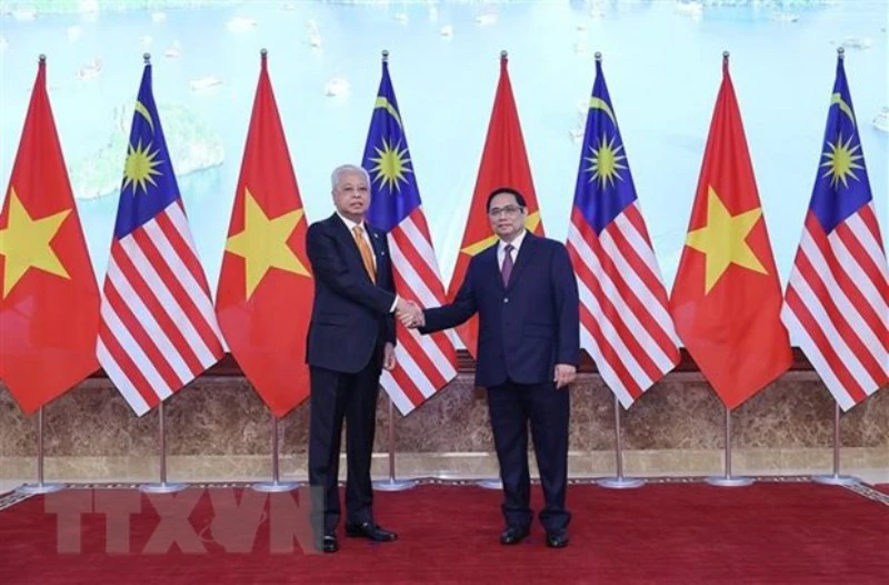 Thủ tướng Phạm Minh Chính và Thủ tướng Malaysia Dato’ Sri Ismail Sabri bin Yaakob chụp ảnh chung. (Ảnh: TTXVN)