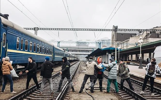 Các tình nguyện viên vận chuyển hàng cứu trợ tại Kiev, Ukraine ngày 3/3/2022. (Ảnh: THX/TTXVN)