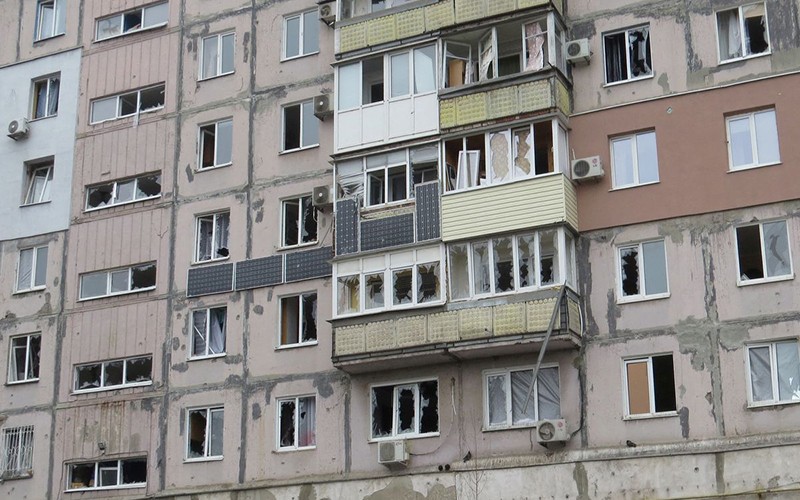 Một tòa nhà tại Mariupol, Ukraine, bị tàn phá trong vụ pháo kích gần đây. (Ảnh: Reuters)