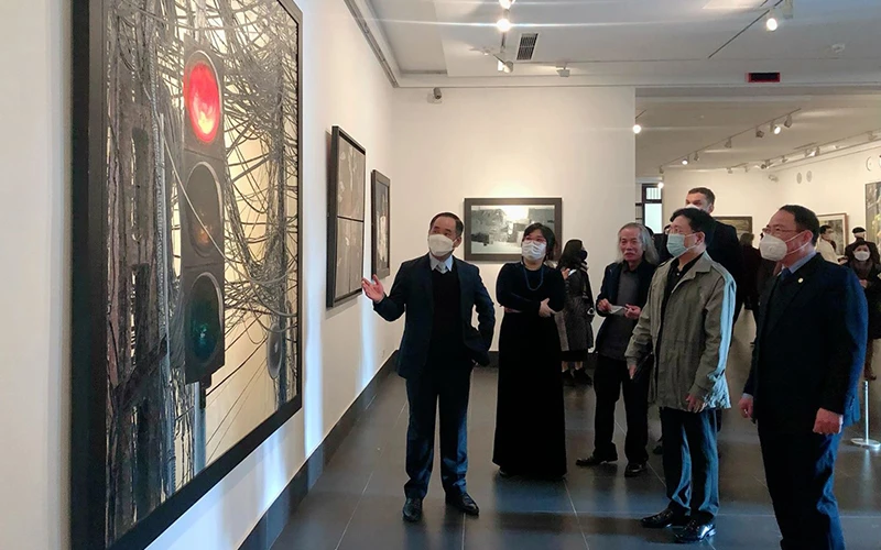 Khách tham quan khu trưng bày mỹ thuật đương đại của Bảo tàng Mỹ thuật Việt Nam.