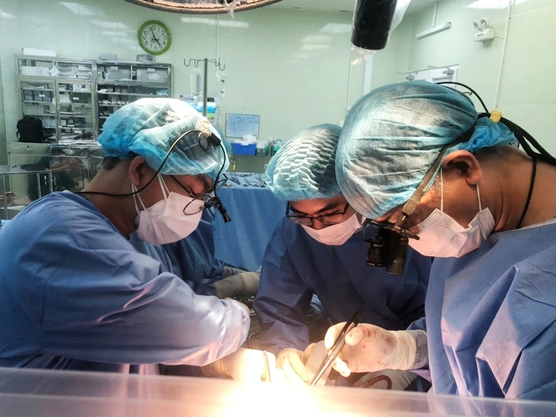 Đội ngũ y, bác sĩ  Bệnh viện Chợ Rẫy đang phẫu thuật cho bệnh nhân Đ.V.T. (Ảnh bệnh viện cung cấp)