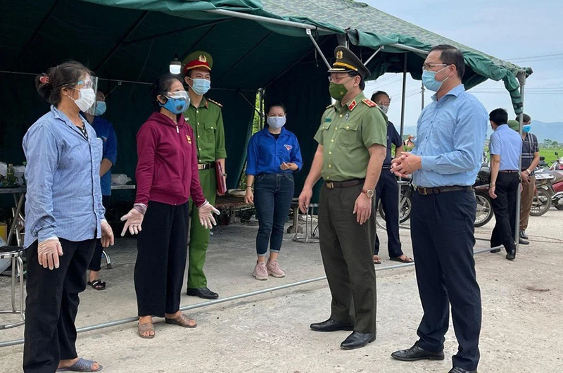 Trung tướng Nguyễn Hải Trung, Giám đốc Công an thành phố Hà Nội tới thăm, động viên người dân trên địa bàn huyện Mỹ Đức trong thời điểm dịch Covid-19 bùng phát, gây khó khăn cho đời sống.
