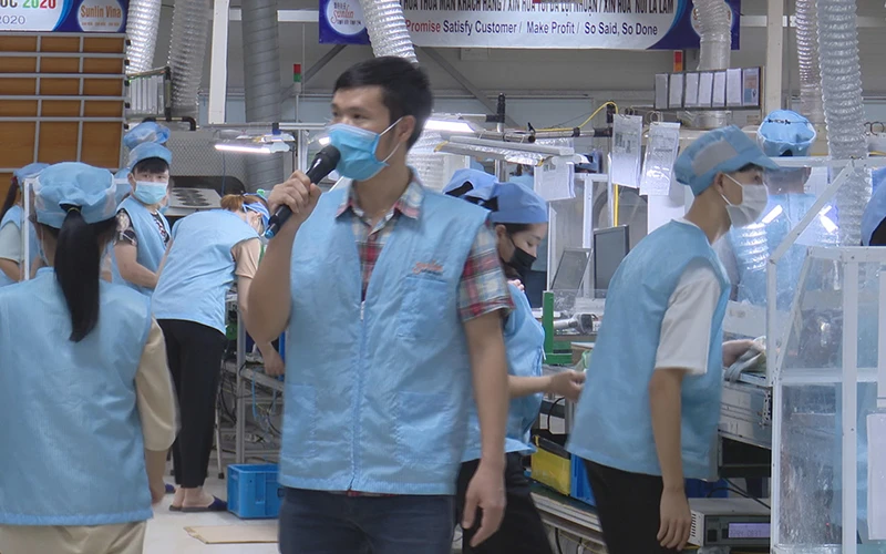 Thành viên tổ Covid Công ty TNHH Sunlin Electronics Việt Nam, khu công nghiệp Châu Sơn triển khai nhiệm vụ.