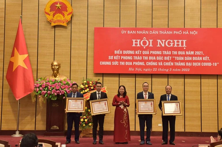 Phó Chủ tịch nước Võ Thị Ánh Xuân trao Huân chương Lao động hạng Ba cho bốn tập thể. (Ảnh: PHẠM HÙNG)