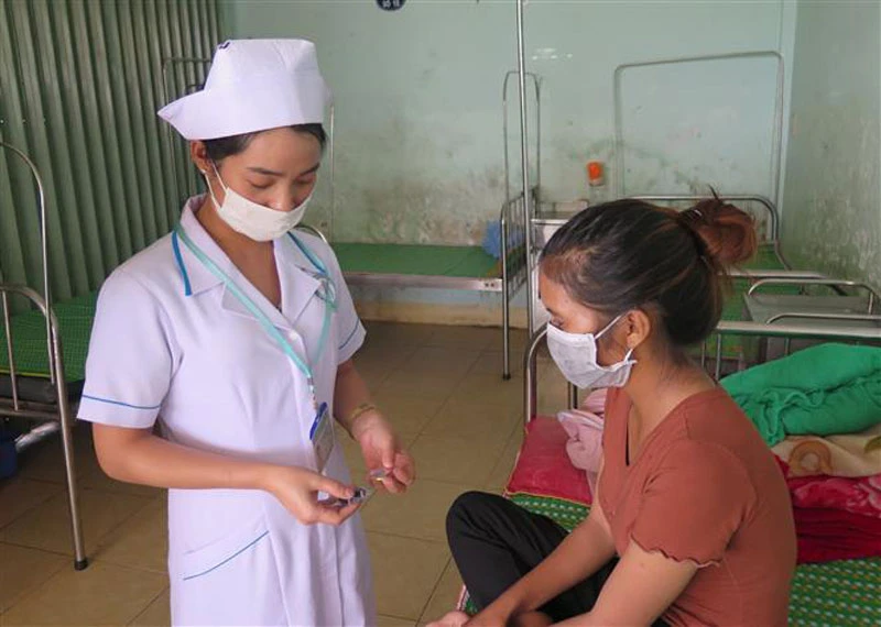 Bác sĩ hướng dẫn bệnh nhân lao uống thuốc tại Trung tâm y tế huyện Đăk Hà, tỉnh Kon Tum.