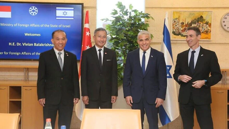 Ngoại trưởng Israel Yair Lapid và người đồng cấp Singapore, Vivian Balakrishnan thông báo rằng Singapore sẽ mở Đại sứ quán tại Israel. (Nguồn: Twitter/TTXVN)