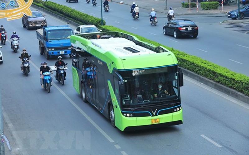 Tuyến xe buýt điện ở Hà Nội hiện đang được phát triển mạnh mẽ và là một trong những giải pháp thay thế xe ô tô giao thông tại các khu vực đông dân cư. Hãy cùng chiêm ngưỡng bức ảnh của tuyến xe này và khám phá các tiện ích hiện đại mà chúng mang lại cho hành khách. Đừng bỏ lỡ cơ hội nhé!