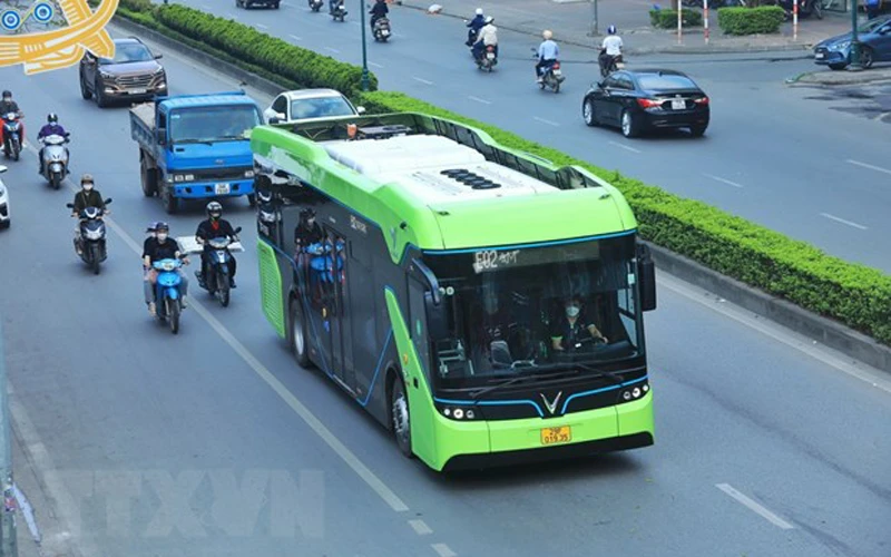 Hình ảnh các tuyến xe buýt điện ở Hà Nội vận hành ổn định