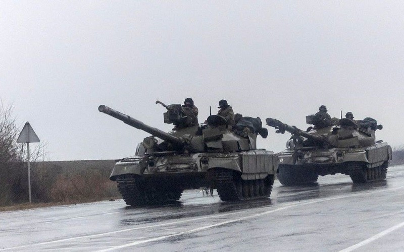 Xe tăng của quân đội Ukraine di chuyển vào thành phố Mariupol, sau khi Tổng thống Nga Vladimir Putin phát động chiến dịch quân sự đặc biệt ở miền đông Ukraine, ngày 24/2/2022. (Ảnh: REUTERS)