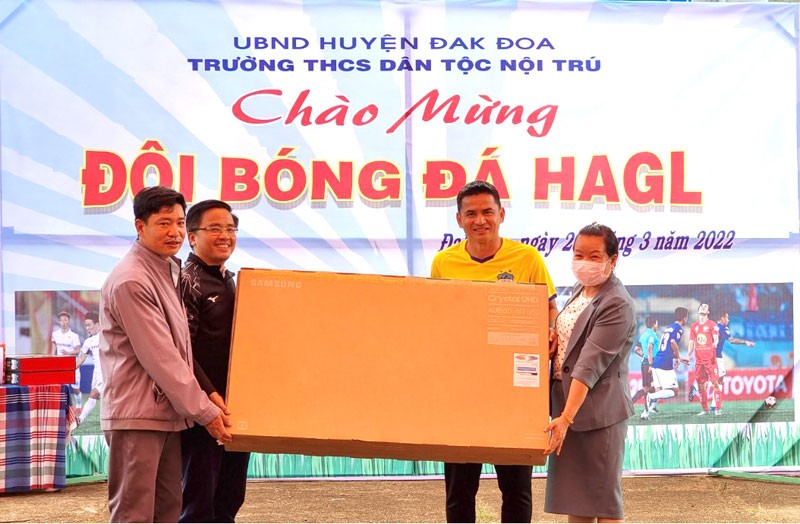 Ông Nguyễn Tấn Anh, Giám đốc điều hành và Huấn luyện viên Trưởng Kiatisuk trao quà tặng Trường THCS Dân tộc nội trú huyện Đắk Đoa.