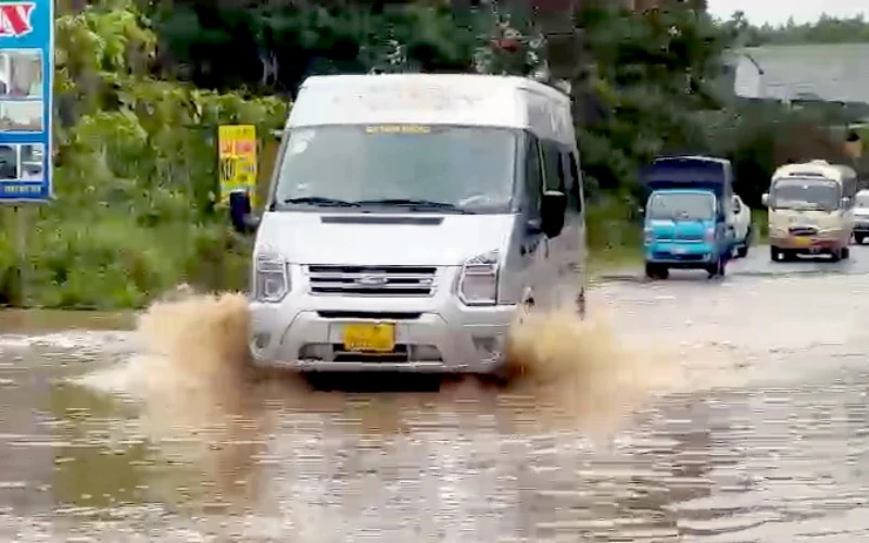 Mưa lớn gây ngập úng cục bộ tại Km146 Quốc lộ 2 đoạn qua thị trấn Yên Sơn, huyện Yên Sơn, tỉnh Tuyên Quang khiến các phương tiện gặp khó khăn khi lưu thông.