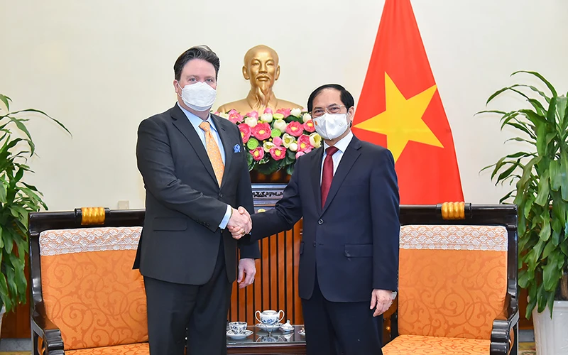 Bộ trưởng Ngoại giao Bùi Thanh Sơn và Đại sứ Hoa Kỳ tại Việt Nam Marc Knapper tại buổi tiếp. (Ảnh: Bộ Ngoại giao) 