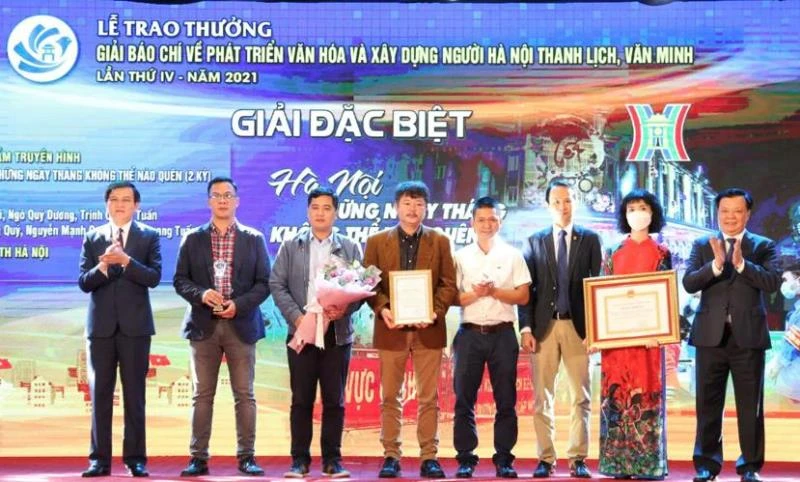 Lãnh đạo thành phố Hà Nội trao giải Đặc biệt cho nhóm tác giả của Đài Phát thanh-Truyền hình Hà Nội.