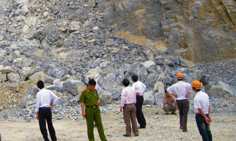 Lực lượng chức năng tỉnh Quảng Bình kiểm tra một mỏ đá xây dựng ở huyện Tuyên Hóa.