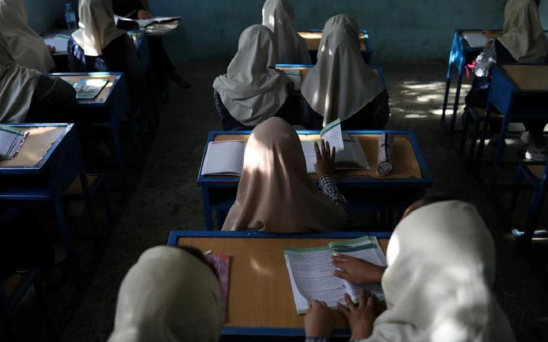Các nữ sinh Afghanistan trong một lớp học ở Kabul, tháng 9/2021. (Ảnh: Reuters)