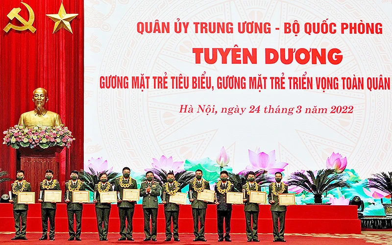 Đại tướng Phan Văn Giang (đứng giữa) trao danh hiệu Gương mặt trẻ tiêu biểu toàn quân năm 2021 tặng 10 cá nhân xuất sắc tại buổi lễ.