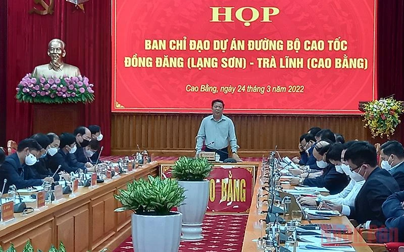 Đồng chí Trần Hồng Minh, Ủy viên Trung ương Đảng, Bí thư Tỉnh ủy Cao Bằng phát biểu ý kiến tại cuộc họp.