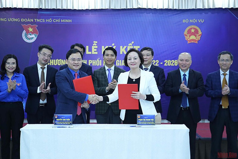 Các đồng chí Phạm Thị Thanh Trà, Nguyễn Anh Tuấn trao biên bản ký kết chương trình phối hợp giai đoạn 2022-2026 giữa Trung ương Đoàn và Bộ Nội vụ.