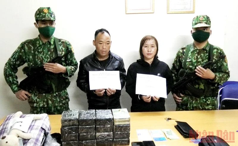 Đối tượng Giàng A Lành và Lý Thị Mái bị bắt giữ cùng 32 bánh heroin tại thành phố Lào Cai.