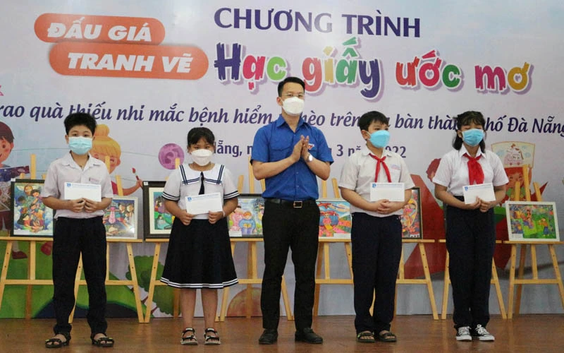 Trao hỗ trợ cho các em học sinh mắc bệnh hiểm nghèo. 