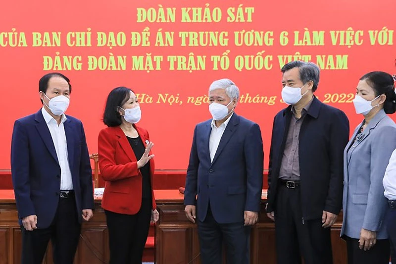 Đồng chí Trương Thị Mai trao đổi với đại biểu tham dự buổi làm việc. (Ảnh: DIỆP VINH)
