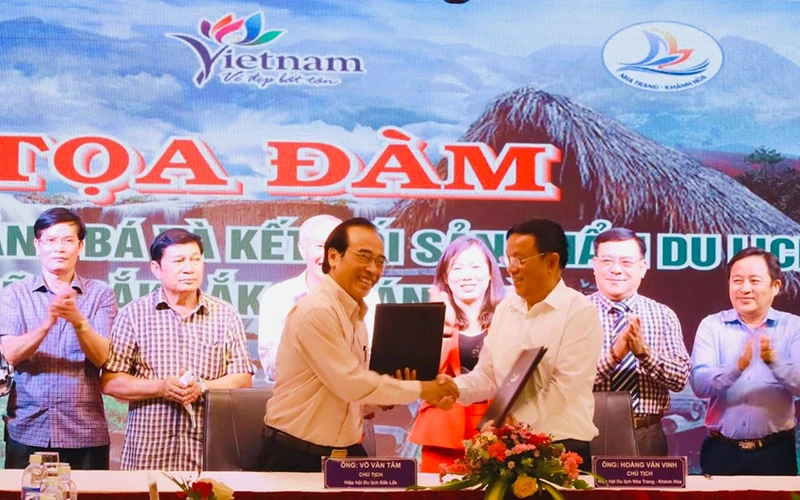 Hiệp hội Du lịch tỉnh Đắk Lắk và Khánh Hòa ký kết chương trình hợp tác liên kết tạo ra sản phẩm du lịch hấp dẫn.