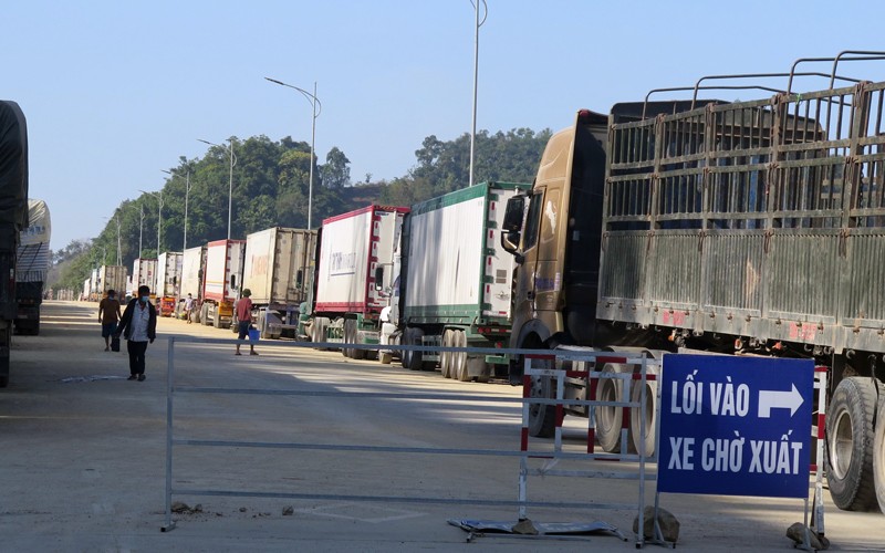 Xe chở nông sản ùn tắc tại cửa khẩu Tân Thanh, Lạng Sơn, vào tháng 12/2021. (Ảnh: HÙNG TRÁNG)