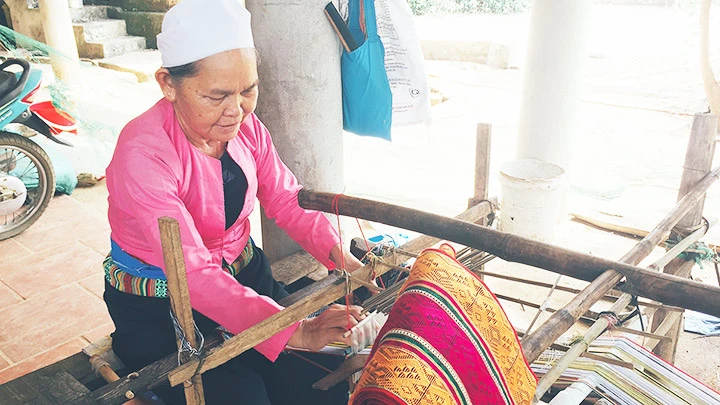 Bà Kiểm vẫn ngày ngày cần mẫn dệt thổ cẩm.