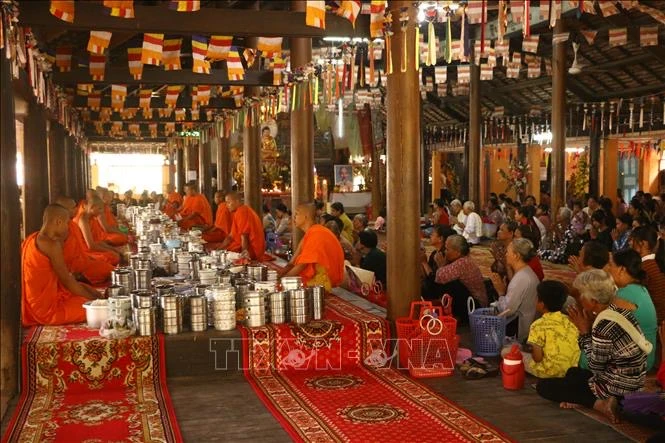 Phật tử chùa Khleang (thành phố Sóc Trăng) trong ngày Tết Chôl Chnăm Thmây cổ truyền. (Ảnh tư liệu: Chanh Đa/TTXVN)