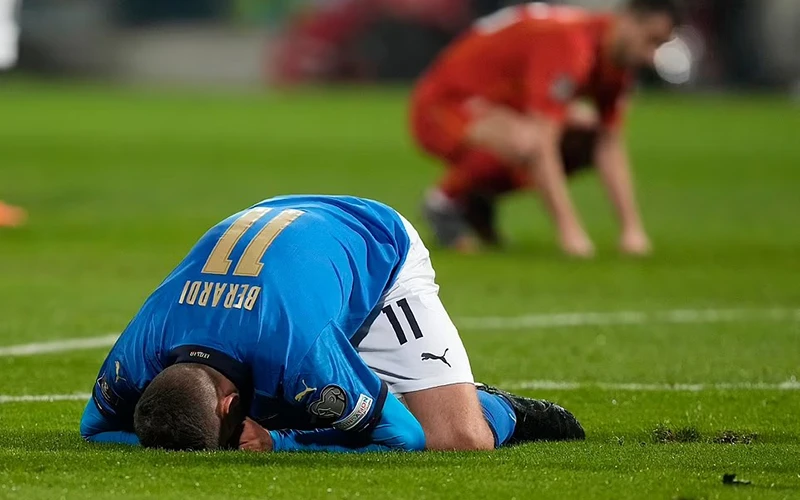 Cầu thủ Italia gục ngã sau thất bại cay đắng trước Bắc Macedonia. (Ảnh: Daily Mail)