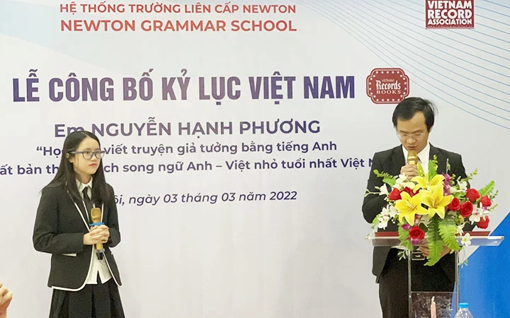 Tác giả Nguyễn Hạnh Phương (bên trái) tại sự kiện trao kỷ lục. (Ảnh nhân vật cung cấp)