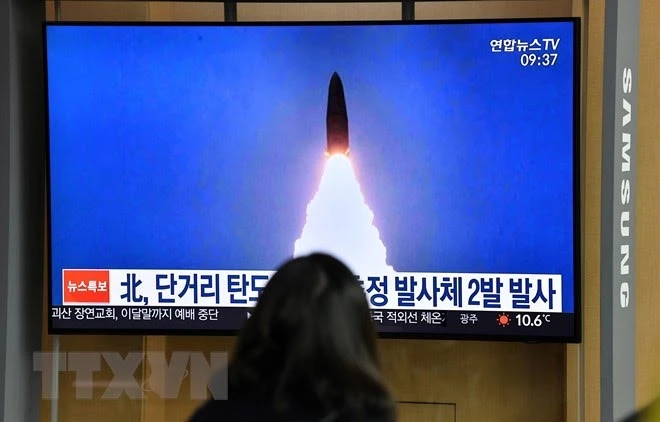 Người dân theo dõi qua truyền hình vụ phóng thử tên lửa của Triều Tiên. (Ảnh: AFP/TTXVN)