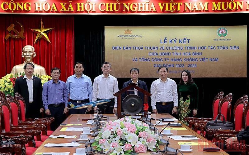 Đồng chí Ngô Văn Tuấn, Ủy viên Trung ương Đảng, Bí thư Tỉnh ủy Hòa Bình (giữa) cùng các đồng chí lãnh đạo tỉnh tại Lễ ký kết thỏa thuận hợp tác.