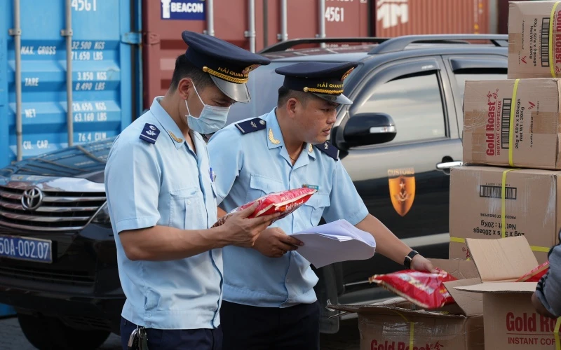Lực lượng kiểm soát hải quan (Cục Hải quan TP Hồ Chí Minh) kiểm tra thực tế hàng hóa nhập khẩu.