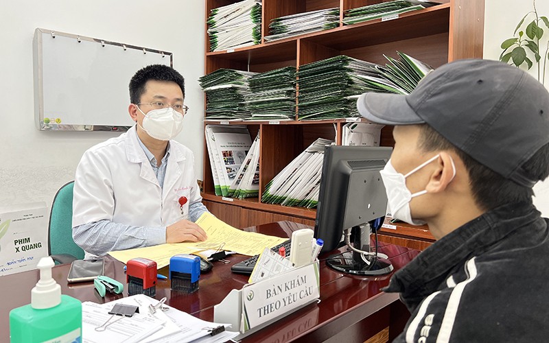 Thạc sĩ, bác sĩ Trần Minh Tuấn khám cho người bệnh sau ghép tạng.